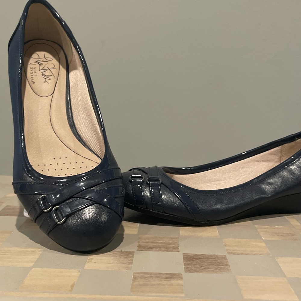 Life stride comfort navy flats.
